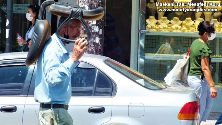 Sıcaktan korunmak isteyen vatandaştan ilginç yöntem: Kafasının üstünde koltukla yürüdü