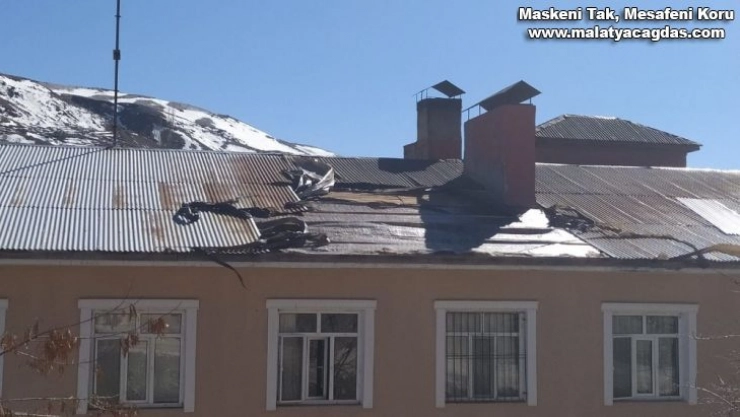 Şiddetli rüzgar Çelikhan'da çatıları uçurdu