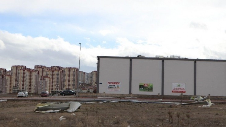 Şiddetli rüzgar İnşaat Malzemecileri Sitesi'ni de vurdu
