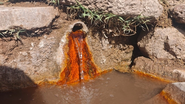 Şifalı suya ulaşmak isteyen vatandaşlar kilometrelerce yol yürüyor