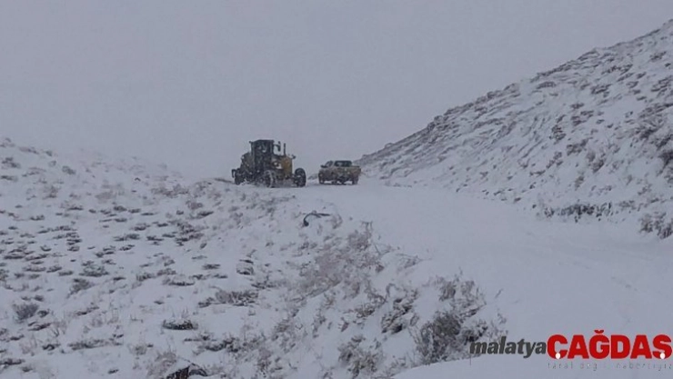 Siirt'te kardan kapanan köy yolları ulaşıma açıldı