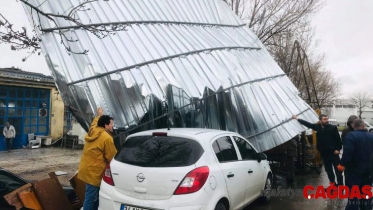 Silvri'de şiddetli rüzgar iş yerinin çatısını uçurdu