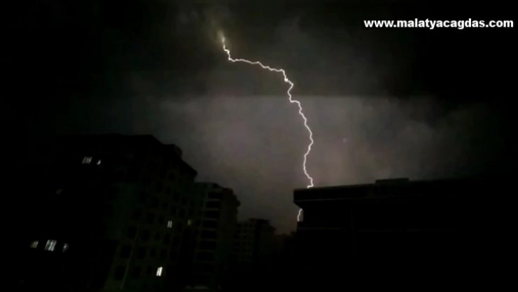 Şimşekler gökyüzünü aydınlattı