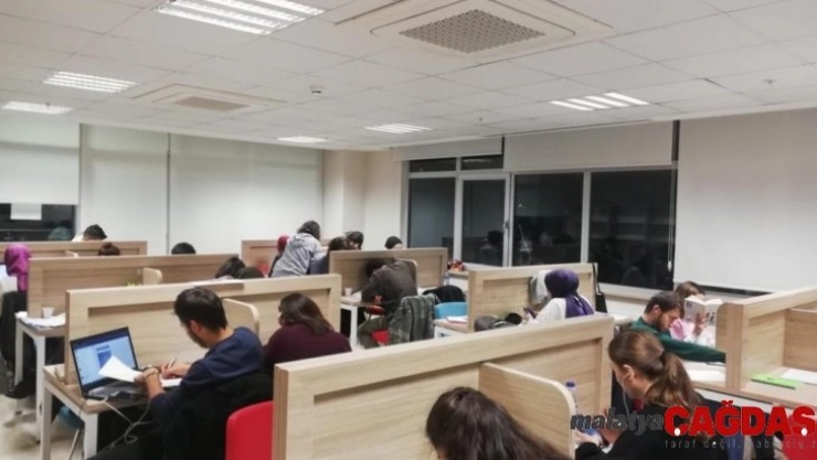 Sınav döneminde koridorlar bile doldu