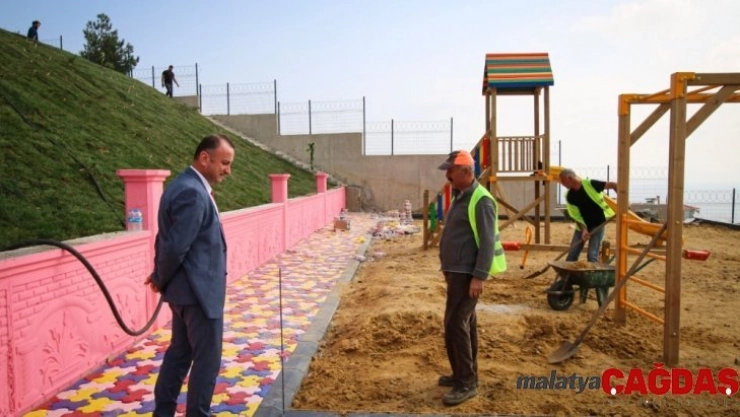 Sinop'ta ahşap oyun parklarının kurulumu tamam