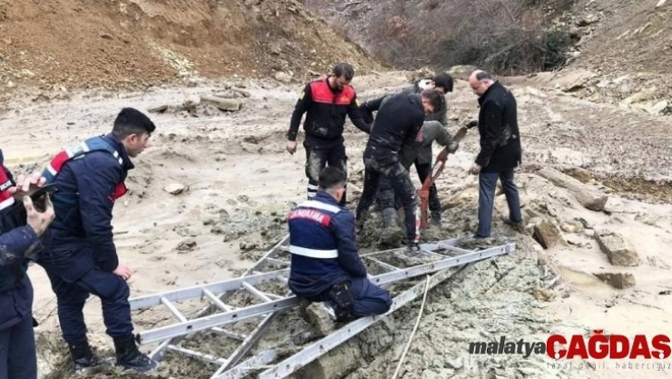 Sinop'ta battığı çamurdan zorlukla kurtarıldı