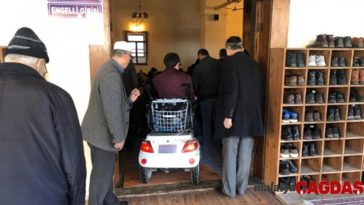 Sinop'ta camiye engelli kapısı yapıldı