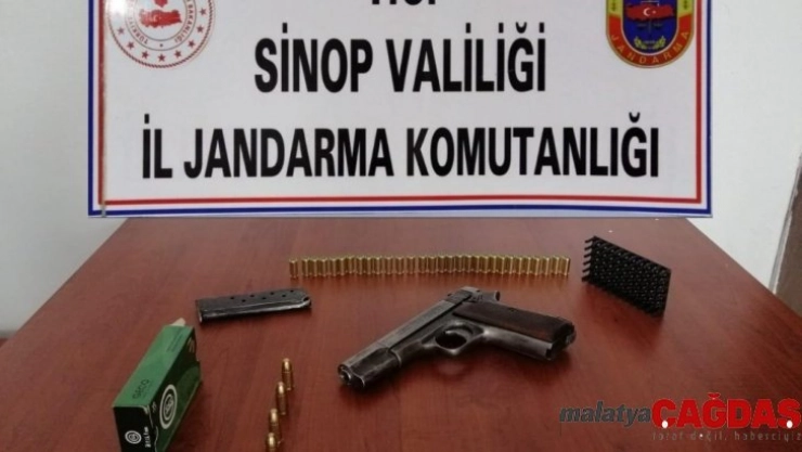 Sinop'ta iki araçta ruhsatsız silah ve uyuşturucu ele geçirildi