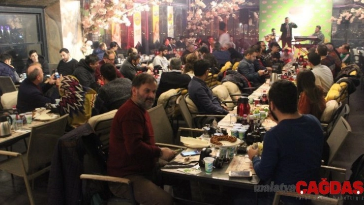 Sıra gecesinde çiğ köfteden yapılan pasta kestiler