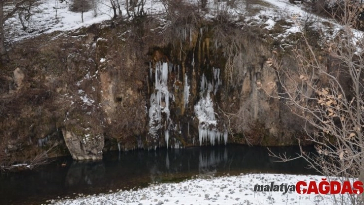 Şırnak'ta şelaleler dondu