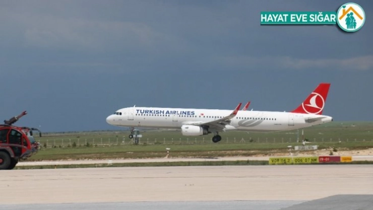 Sivas'a aylar sonra ilk uçak indi