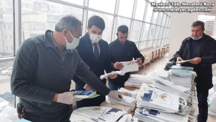 58 bin eve İnancın Zaferi Çanakkale kitabını dağıttı