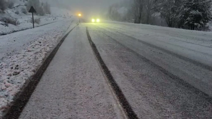 Sivas'ta Geminbeli Geçidi'nde kar yağışı etkili oluyor