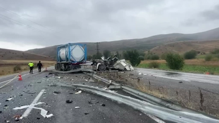 Sivas'ta yolcu otobüsü ile tırın çarpıştığı kazada 20 kişi yaralandı