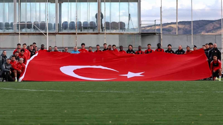 Sivasspor antrenmanda dev Türk bayrağı açtı