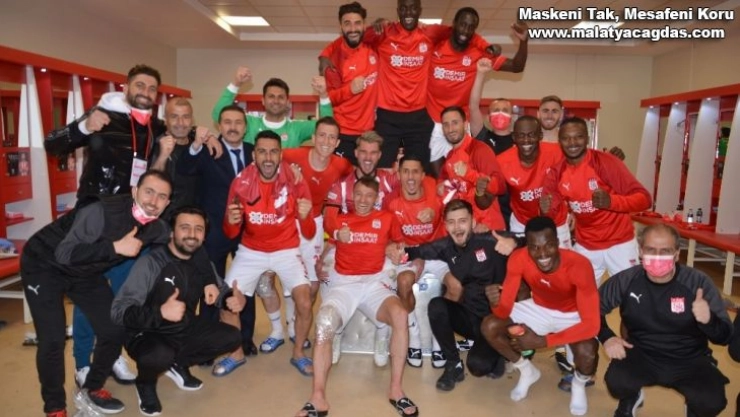 Sivasspor'dan galibiyet pozu!