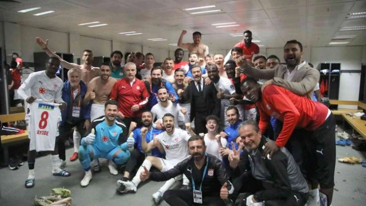Sivasspor'dan galibiyet pozu!