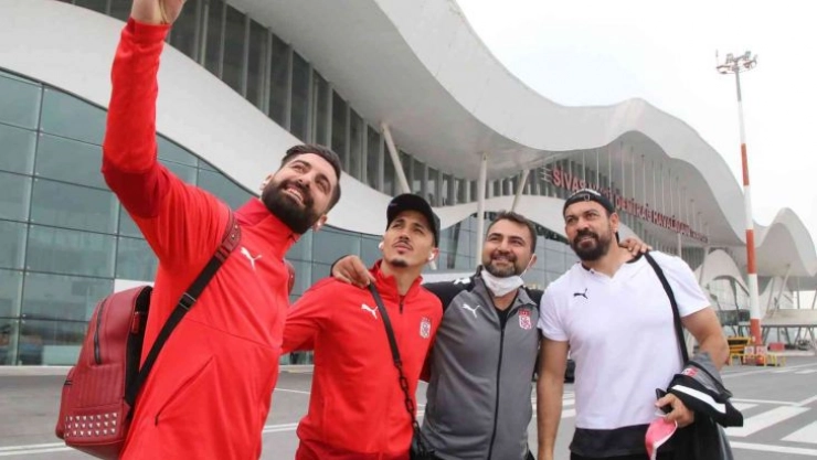 Sivasspor kafilesi İzmir'e ulaştı