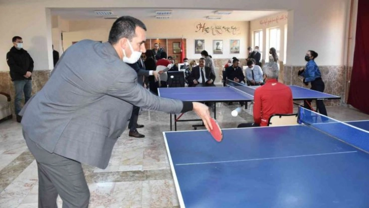 Siverek'te sokak hayvanları yararına masa tenisi turnuvası