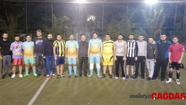 Siyasete yeni katılan gençlerle kaynaşmak için halı saha maçı etkinliği düzenlendi