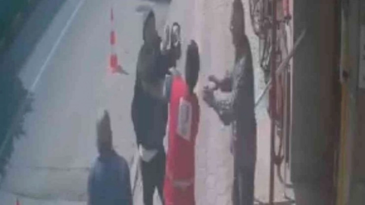 Şizofreni hastasının Kızılay görevlilerine saldırdığı anlar kamerada