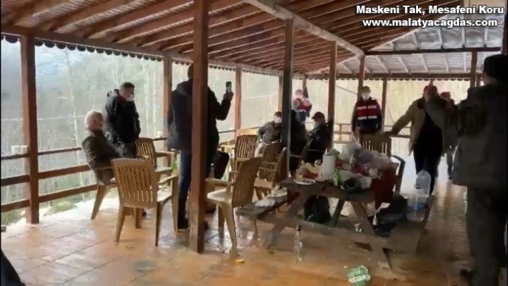 Sokağa çıkma kısıtlamasını ihlal ettiler, cezayı yediler