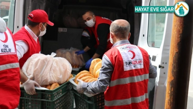 Vatandaşa ücretsiz ekmek dağıtımı