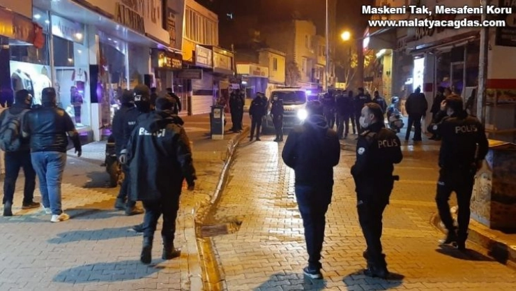 Sokak ortasında bıçaklandı