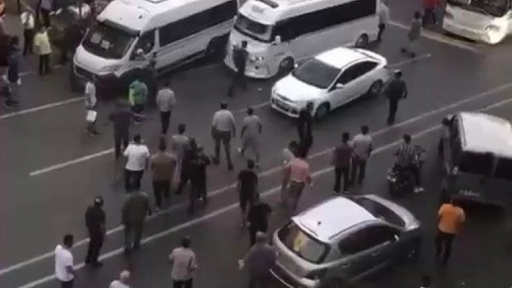 Sokak ortasında bıçaklı kavga kamerada