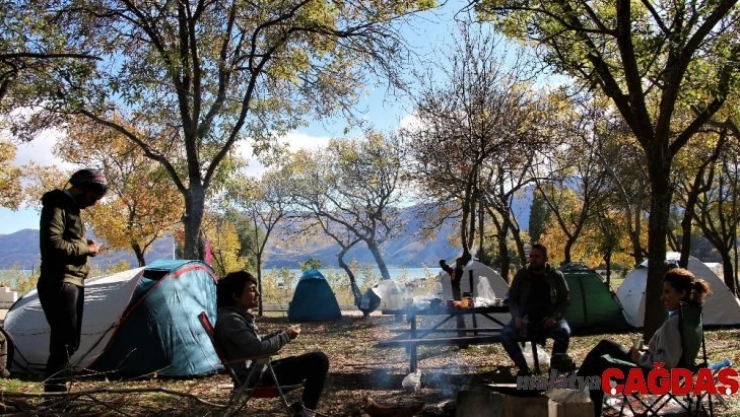 Sonbaharda kampın adresi, Hazar Gölü