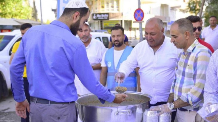 Soylu, vatandaşlara aşure ikram etti