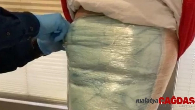 Streç filmle vücuduna sardığı uyuşturucuyla uçağa binmek isterken yakalandı