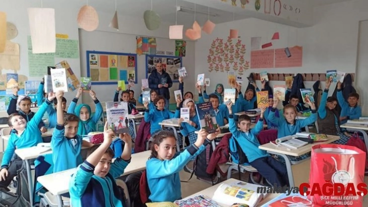 Şuhut Kaymakamlığından minik öğrencilere kitap desteği