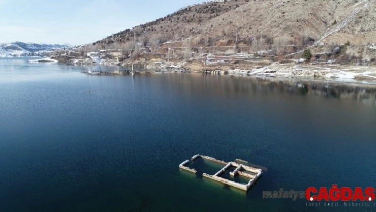 Suların çekildiği barajda minareden sonra evler de ortaya çıktı