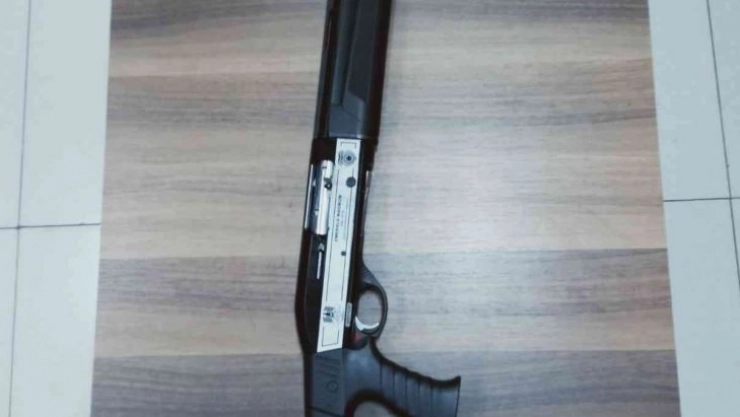 Şüpheli araçtan ruhsatsız av tüfeği çıktı