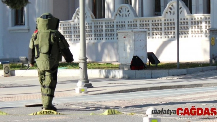 Şüpheli çanta fünye ile patlatıldı