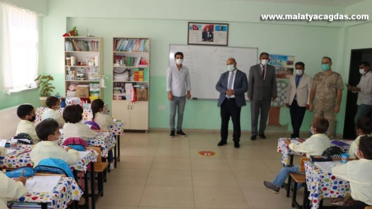 Sur İlçe Kaymakamı Çiftçi, kırsal mahallerde öğrencilerle bir araya geldi