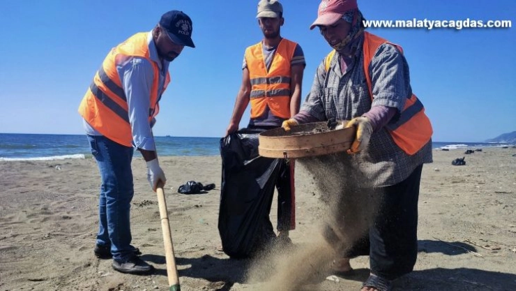 Suriye kaynaklı petrol sızıntısının temizlik çalışmaları 16 gündür sürüyor