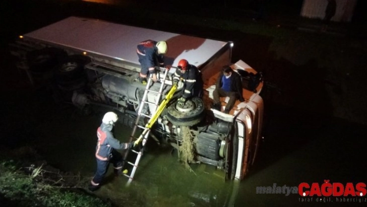 Sürücüsünün direksiyon hakimiyetini kaybettiği kamyon dereye uçtu