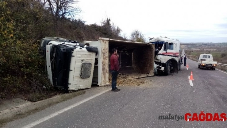 Süt tankeri çarpıştığı kamyonu devirdi: 2 yaralı