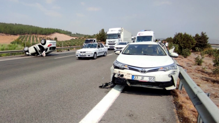 TAG Otoyolunda iki otomobil çarpıştı: 5 yaralı