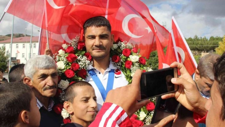 Taha Akgül'e memleketi Sivas'ta coşkulu karşılama