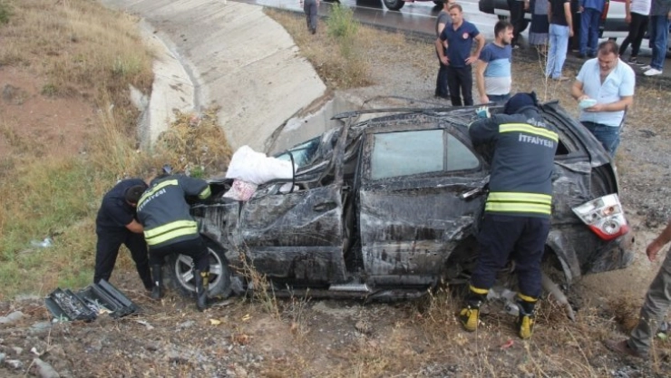 Takla atan araç şarampole devrildi: 4 yaralı