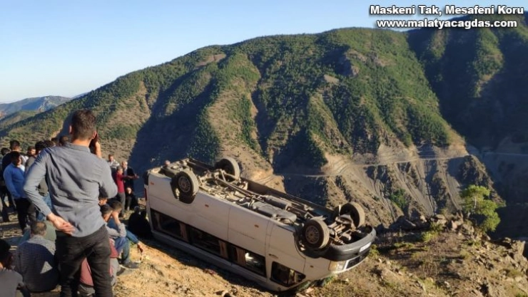 Takla atan minibüsten yara almadan kurtuldular