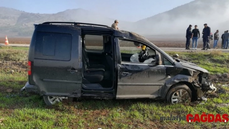 Takla atarak tarlaya uçan araçtan 3 kişi sağ çıktı