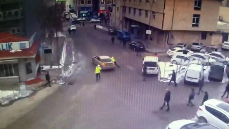 Taksicinin aracını bağlamak isteyen polisi sürüklediği anlar kamerada