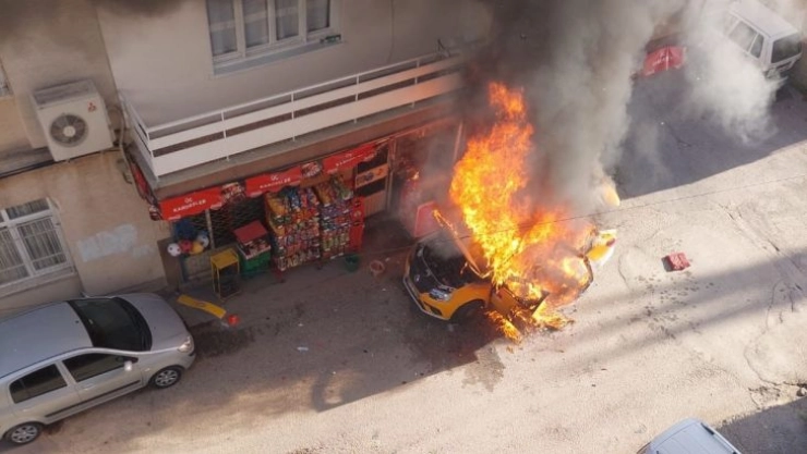 Takside yangın çıktı, iş yeri ile iki katlı ev yandı