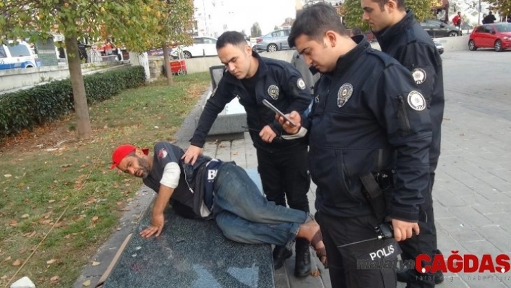 Taksim'de alkollü şahıs kavga ettiği kağıt toplayıcısını bıçakladı