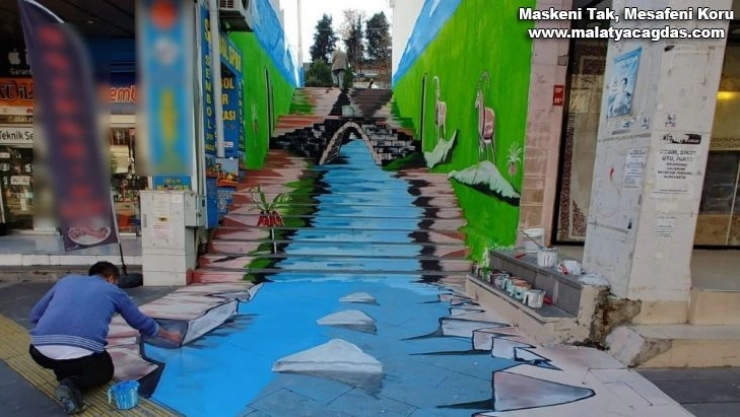 Tarihi Cendere Köprüsü merdivene resmedildi