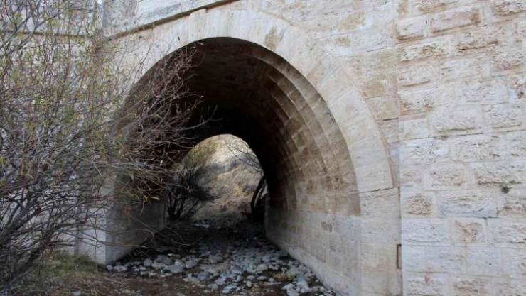 Tarihi köprü ilginç mimarisi ile dikkat çekiyor